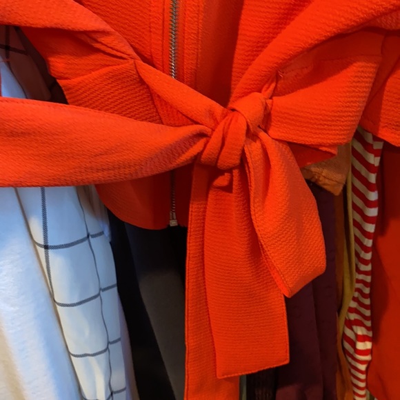 Doesn’t fit, size medium, crop top, good condition. - Picture 4 of 4